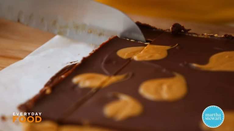 Najszybsze ciasto bez pieczenia o smaku masła orzechowego i czekolady