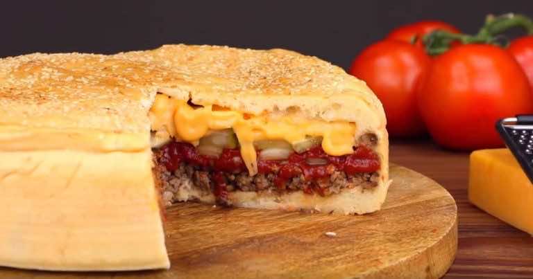 Niesamowita zapiekanka, która wygląda jak wielki cheeseburger