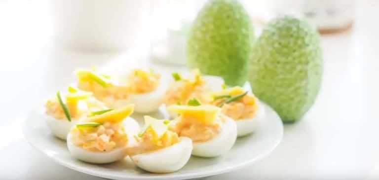 Pomysł na nietypowe jajka faszerowane kozim serem oraz mango