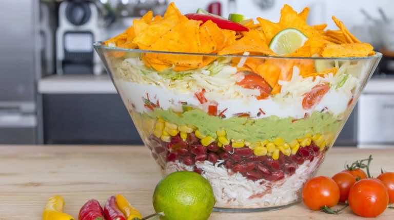Sałatka Nachos – idealny pomysł na imprezową sałatkę