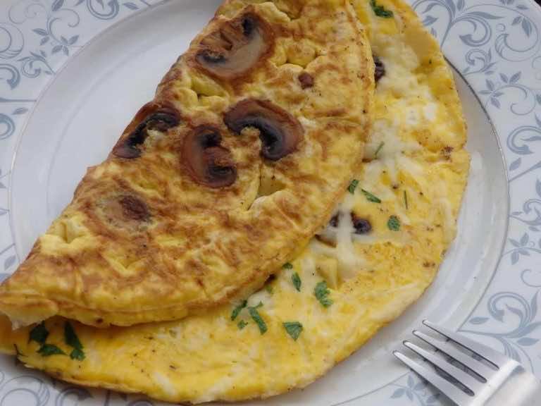 Omlet z pieczarkami i żółtym serem