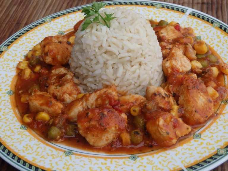 Indyk w sosie pomidorowym z warzywami