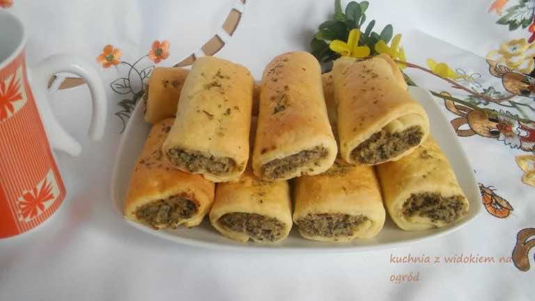 Paszteciki drożdżowe z mięsem. Najlepszy przepis na szybkie ciasto bez wyrastania.