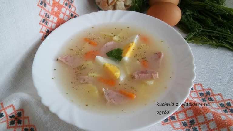 Żurek tradycyjny wielkanocny z białą kiełbasą i jajkiem.