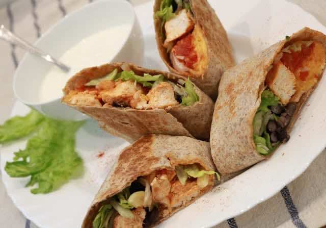 PEŁNOZIARNISTE BURRITO Z SOCZYSTYM KURCZAKIEM I SEREM CHEDDAR