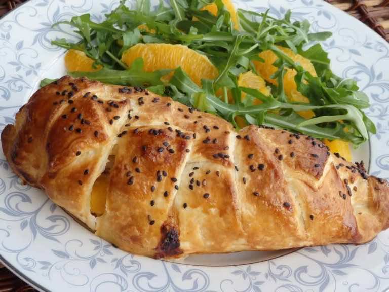 Kurczak z brzoskwinią i serem pleśniowym zapiekany w cieście francuskim