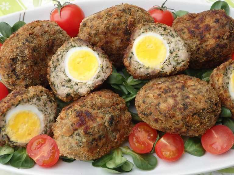 Jajka po szkocku ze szpinakiem