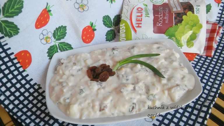 Śledzie w sosie chrzanowym z rodzynkami.