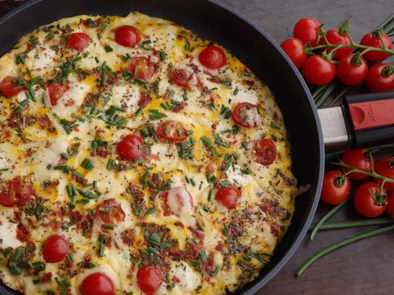 Rodzinny omlet z mozzarellą, pomidorkami i żółtym serem