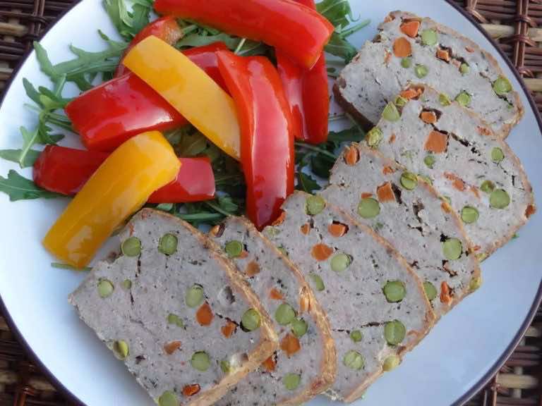 Pieczeń z marchewką i groszkiem