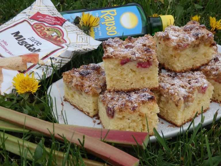 Ciasto jogurtowe z rabarbarem i kruszonką