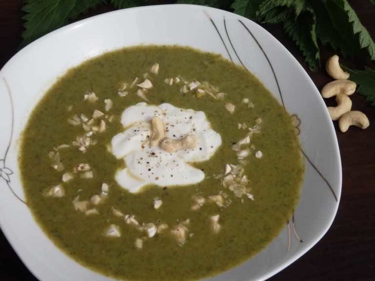 Zupa krem z zielonych szparagów z pokrzywą