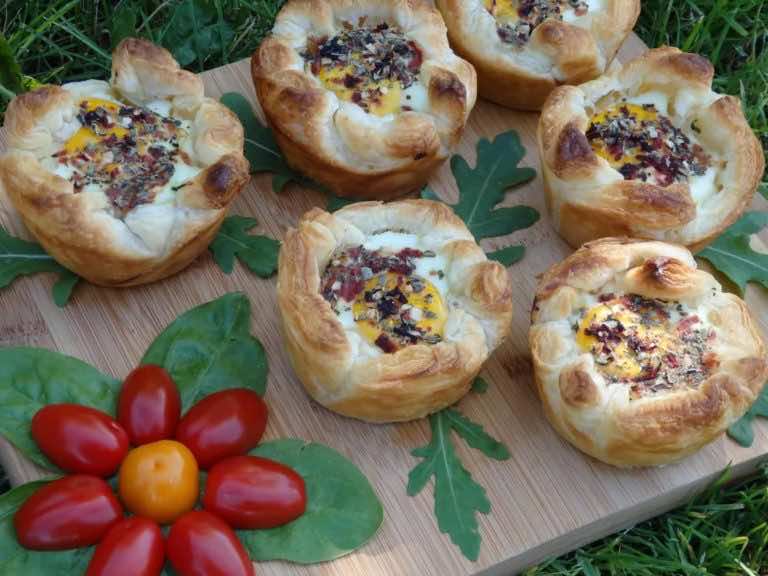 Gniazdka ze szpinakiem i jajkiem