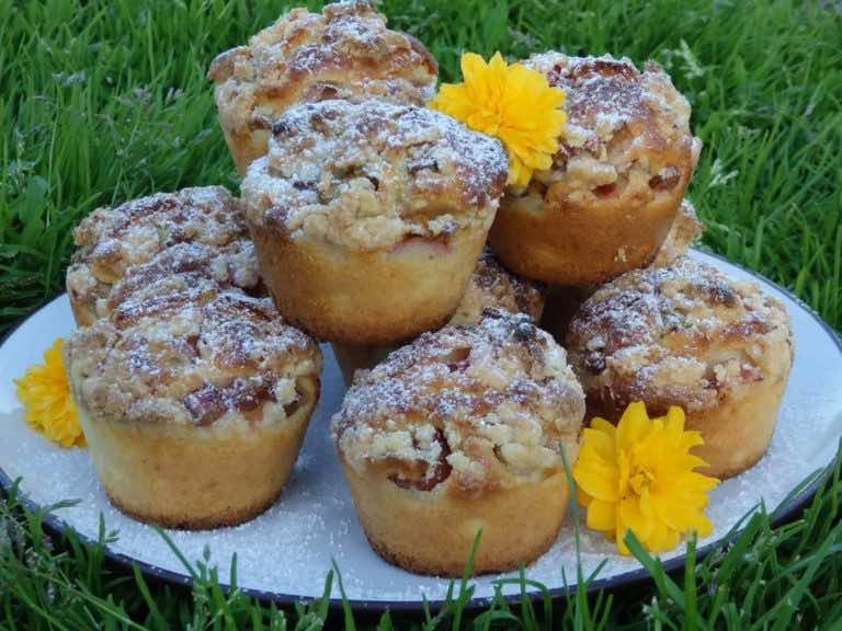 Muffinki na maślance z rabarbarem i kruszonką