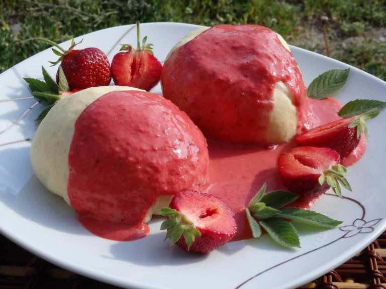 Paruchy (bułki na parze) z truskawkami