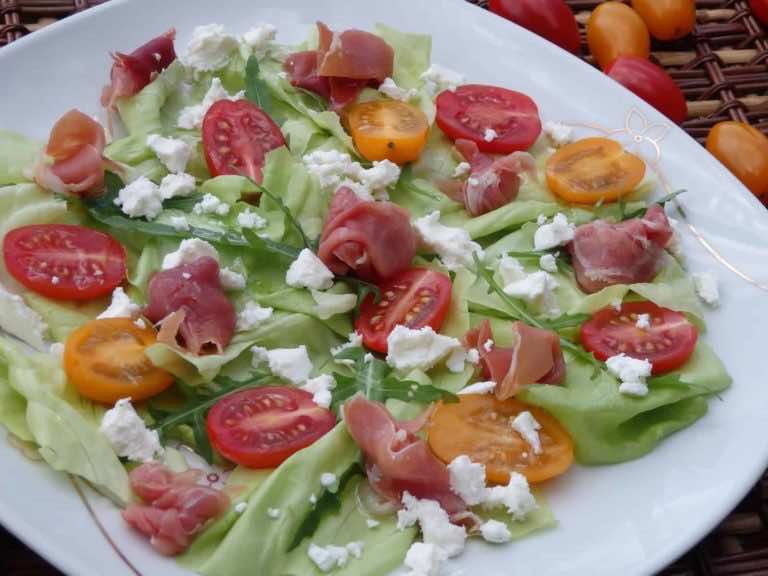 Sałatka z szynką wędzoną