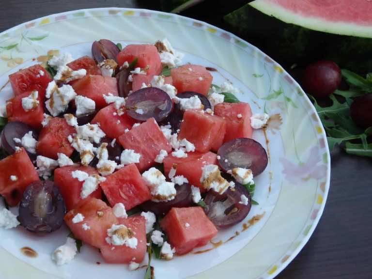 Sałatka z rukolą i arbuzem