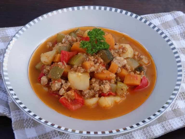 Kociołek warzywny z mięsem mielonym