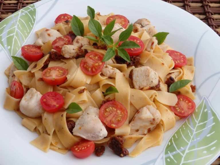 Makaron z kurczkiem i suszonymi pomidorami