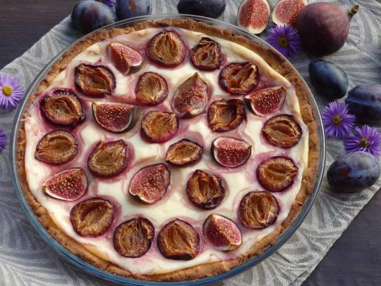 Tarta budyniowa ze śliwkami i figami