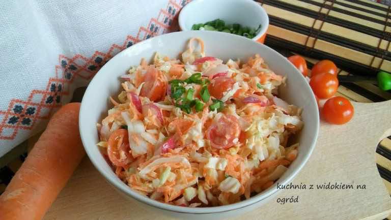 Marchewka z kapustą pekińską i pomidorkami. Szybka surówka obiadowa.