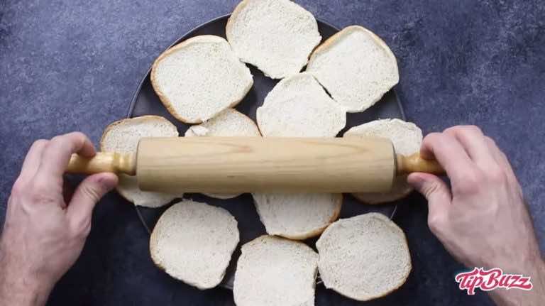 Rozwałkował bułki do hamburgerów i zrobił z nich genialną przekąskę! Szalenie dobra :)