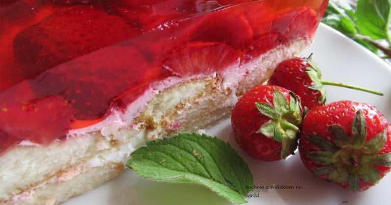 Ciasto bez pieczenia z truskawkami i galaretką.