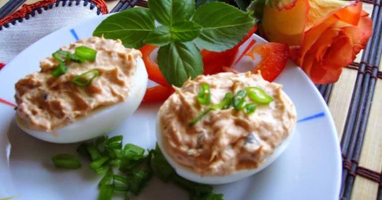 Jajka faszerowane pastą tuńczykową z korniszonem i keczupem.