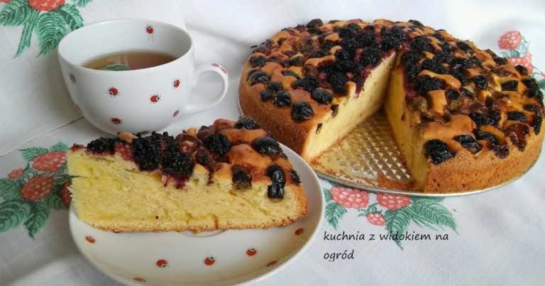 Błyskawiczne ciasto pod owoce sezonowe, mrożone, suszone czy z kompotu.