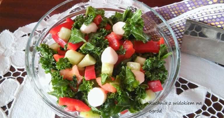 Kolorowa surówka z jarmużu i mozzarelli.