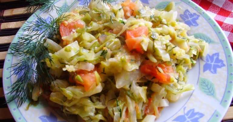 Młoda kapusta duszona na maśle z pomidorami.