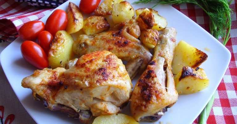 Kurczak pieczony z ziemniakami z piekarnika. Szybkie danie 2w1.