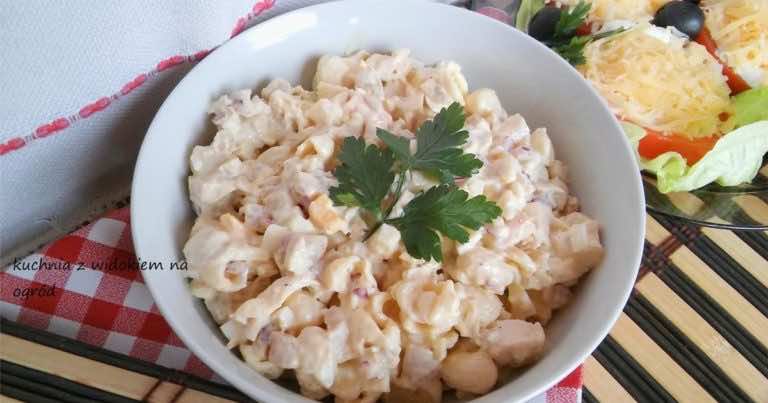 Sałatka makaronowa z pieczonym kurczakiem i marynowanymi pieczarkami.