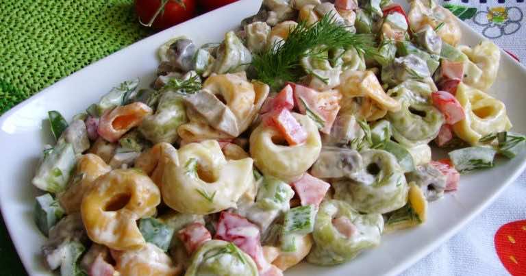 Sałatka z pierożkami tortellini, papryką i pieczarkami.
