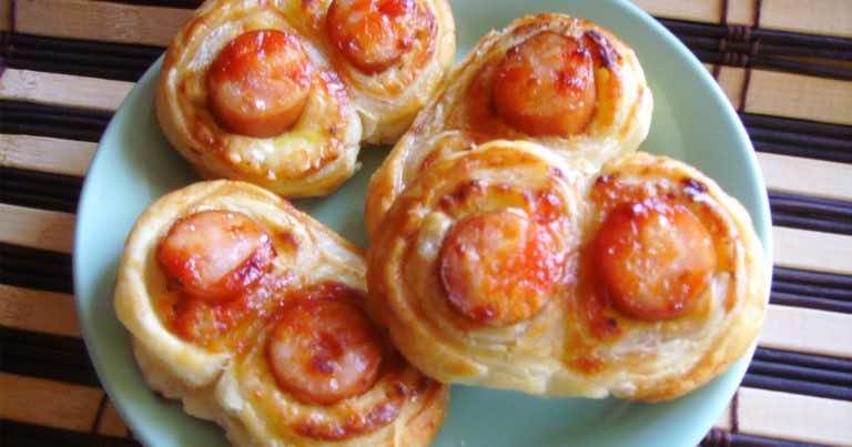 Zawijane kiełbaski w cieście francuskim