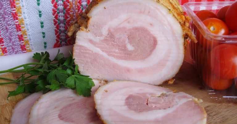 Boczek rolowany, peklowany, pieczony w niskiej temperaturze. Domowa wędlina na kanapki.