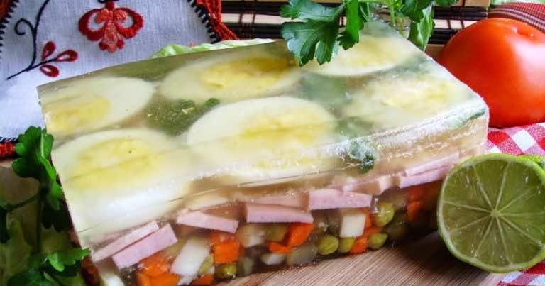 Galareta z szynką, jajkami i warzywami. Smaczna i efektowna.