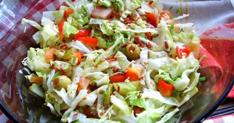 Sałata lodowa, pomidor, ogórek, oliwki. Pyszna surówka na grilla i do obiadu.