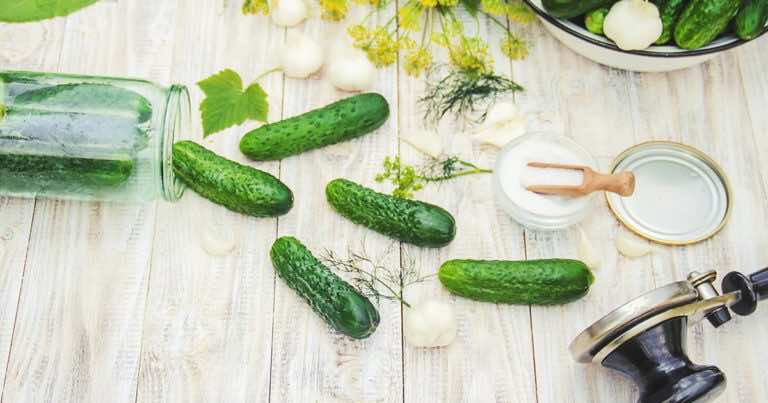 Najszybszy przepis na ogórki małosolne. Gotowe w godzinę!