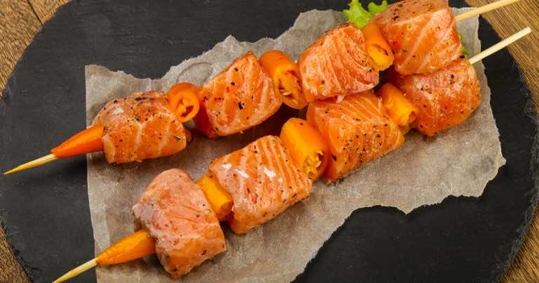 Szaszłyki z łososia na ostro