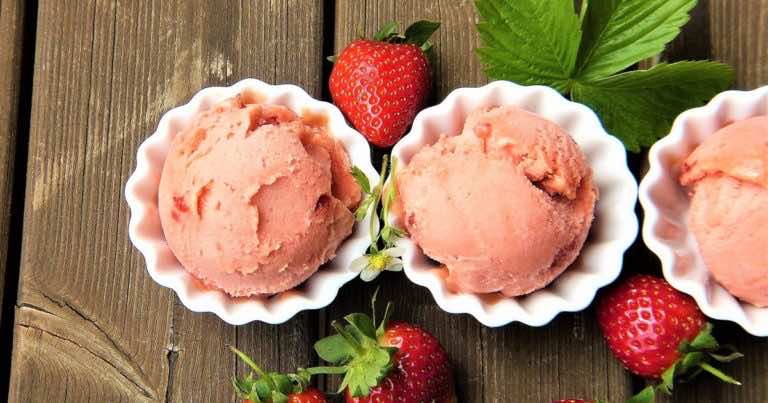 Przepis na domowe lody jogurtowo-truskawkowe