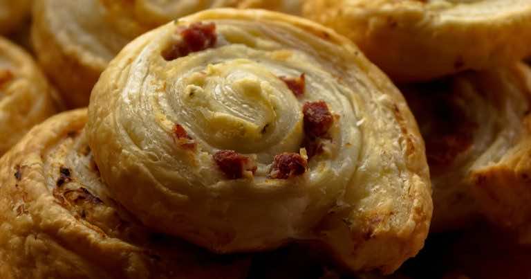 Ślimaki z ciasta francuskiego z serem i boczkiem