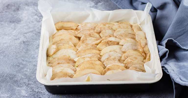 Jak wykorzystać czerstwe bułki? Zrób z nich szarlotkę!