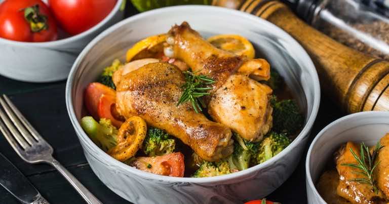 Pałki z kurczaka pieczone z warzywami – czyli szybki obiad z jednej blachy!