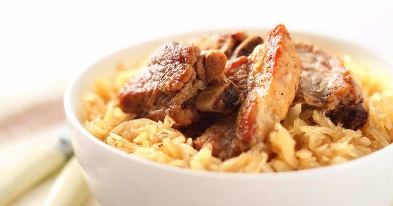 Żeberka pieczone w kiszonej kapuście