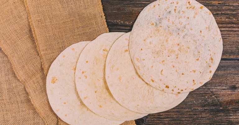 Wyciął kółka z placka od tortilli i zrobił genialną i prostą przekąskę!