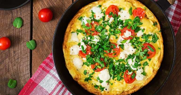 Omlet na śniadanie – z kulkami mozzarelli, pomidorkami koktajlowymi i świeżo siekaną pietruszką