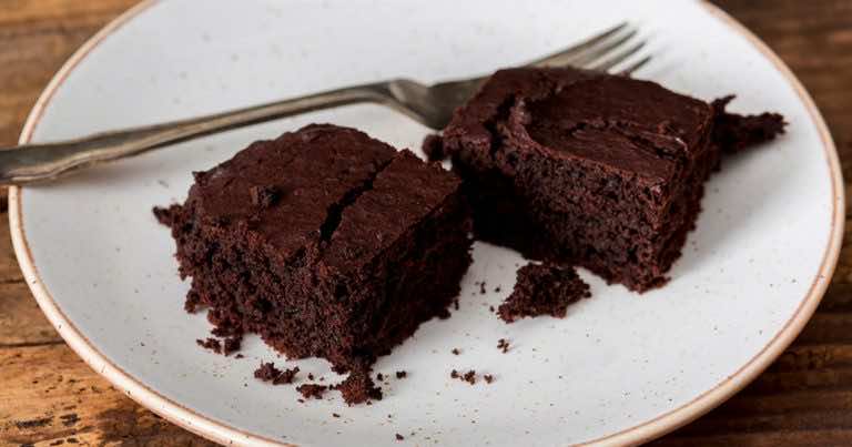 Niezwykle szybkie i proste ciasto czekoladowe bez mleka i jajek
