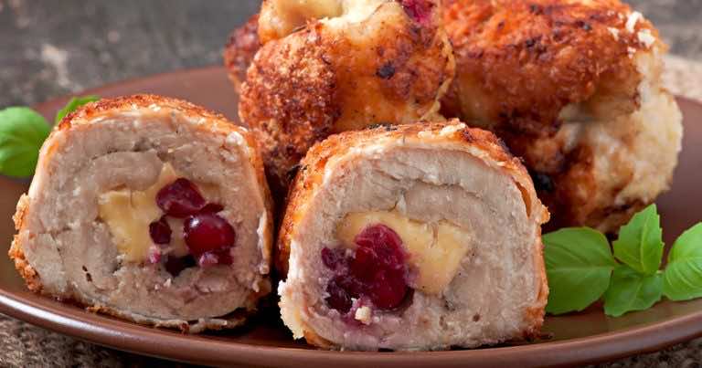 Roladki z piersi indyka faszerowane serem i żurawiną