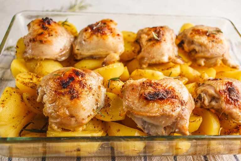 Szybki obiad – pieczone udka kurczaka z ziemniakami